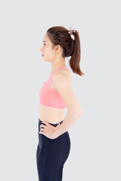 美丽的肖像年轻的亚洲女子在运动与满意和自信孤立在白色的背景，亚洲女孩开朗有形状和健康，运动适合与健康的概念，侧视图。图片下载