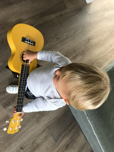 小吉他手图片下载