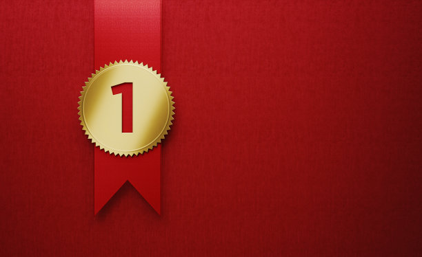 红色背景上的红色缎带上的金色帽徽图片下载