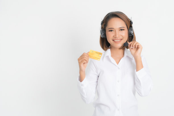 有耳机和信用卡的女性呼叫中心。图片下载