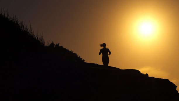 那个女孩在黑暗中穿过群山图片下载