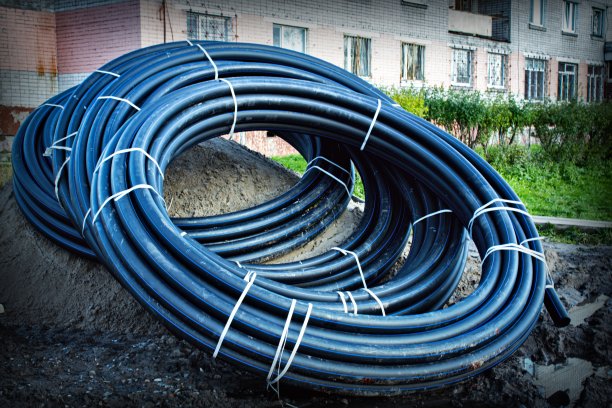 背景用一卷黑色塑料电缆图片下载