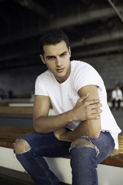 穿着白色t恤和蓝色牛仔裤的漂亮白人男人图片下载