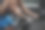 肌肉发达的男人在训练他的手臂图片下载