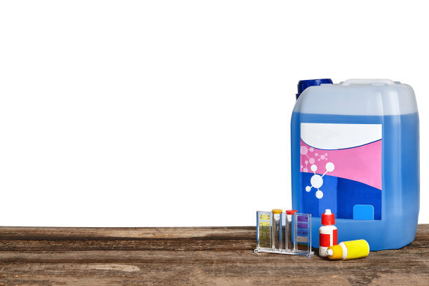 设备与化学清洁产品和工具，用于维护游泳池在木质表面上的白色背景图片下载