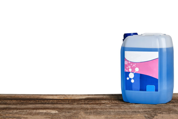 设备与化学清洁产品和工具，用于维护游泳池在木质表面上的白色背景图片下载