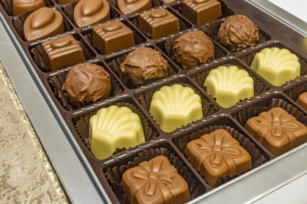 特别的巧克力与不同的人物在礼盒图片下载