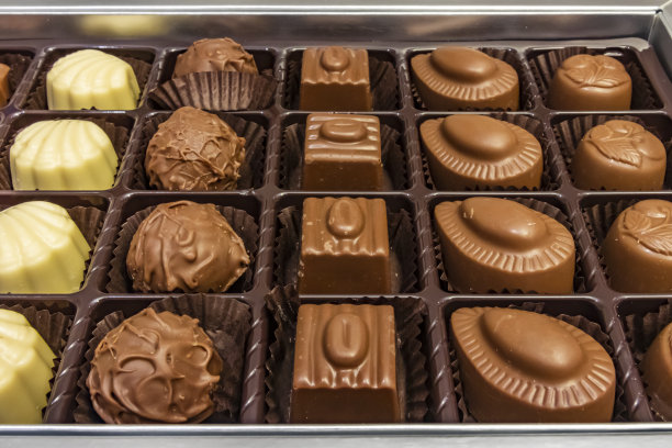 特别的巧克力与不同的人物在礼盒图片下载