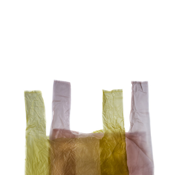 两个塑料购物袋孤立在白色背景上。图片下载