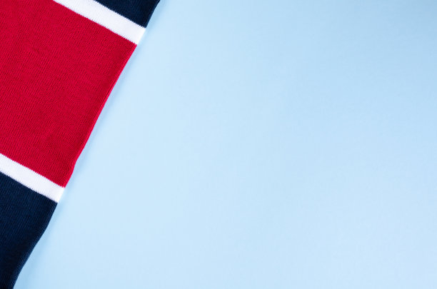 条纹棉布围巾组成在蓝色的背景。图片下载