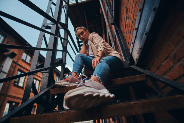 低角度照片厚脸皮的女人在后院戴墨镜和牛仔布。图片下载