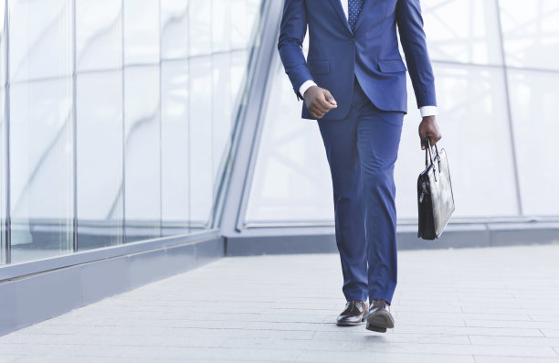 拎着公文包走在市中心的非裔美国商人图片下载