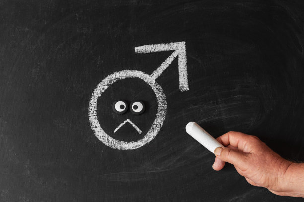 手用粉笔在黑板上画出火星的符号图片下载