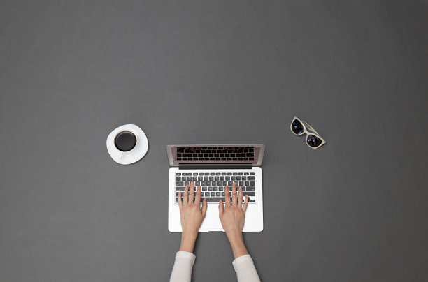 使用笔记本电脑工作的女性。头顶上一个女商人的形象图片下载