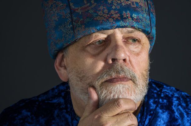 低调的肖像沉思高级男子在蓝色东方衣服图片下载