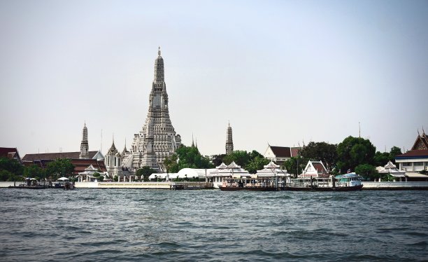 在湄南河阿龙寺，曼谷，泰国。图片下载