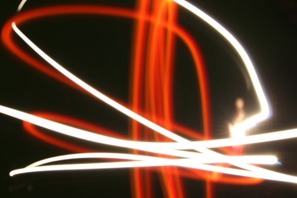 在长时间曝光的黑/绿背景照片上抽象彩色不规则线条。光绘摄影。用于叠加的不规则图案的灯光图片下载