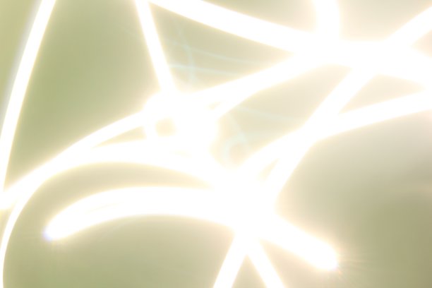 在长时间曝光的黑/绿背景照片上抽象彩色不规则线条。光绘摄影。用于叠加的不规则图案的灯光图片下载