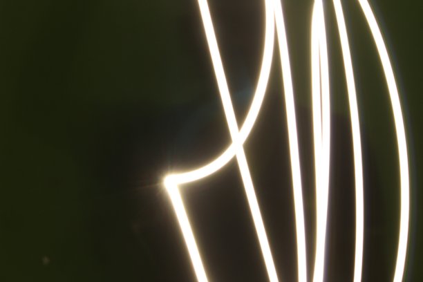 在长时间曝光的黑/绿背景照片上抽象彩色不规则线条。光绘摄影。用于叠加的不规则图案的灯光图片下载