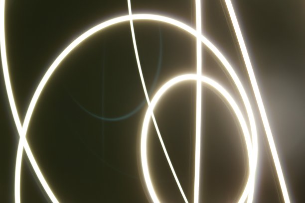 在长时间曝光的黑/绿背景照片上抽象彩色不规则线条。光绘摄影。用于叠加的不规则图案的灯光图片下载