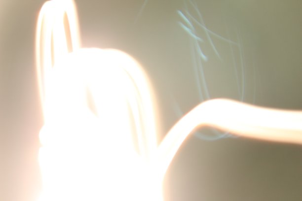 在长时间曝光的黑/绿背景照片上抽象彩色不规则线条。光绘摄影。用于叠加的不规则图案的灯光图片下载