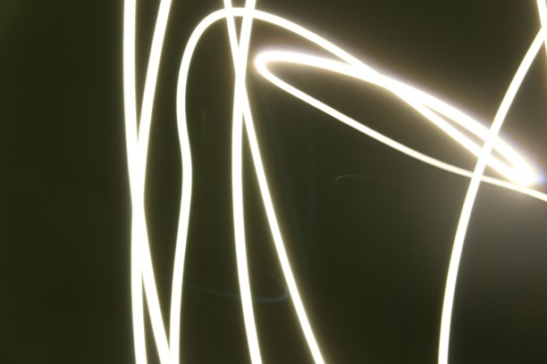 在长时间曝光的黑/绿背景照片上抽象彩色不规则线条。光绘摄影。用于叠加的不规则图案的灯光图片下载