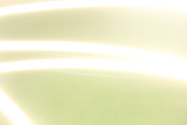 在长时间曝光的黑/绿背景照片上抽象彩色不规则线条。光绘摄影。用于叠加的不规则图案的灯光图片下载