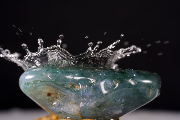 用高速闪光灯拍摄水滴图片下载