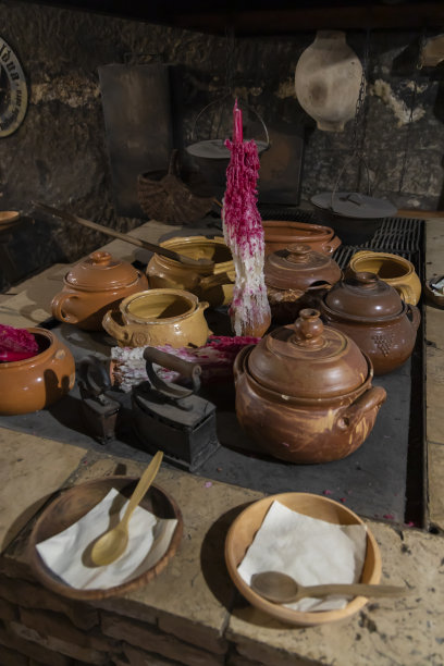 匈牙利中世纪酒馆里的菜肴图片下载