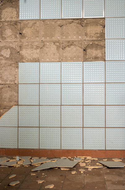 浴室里坏掉的旧瓷砖图片下载