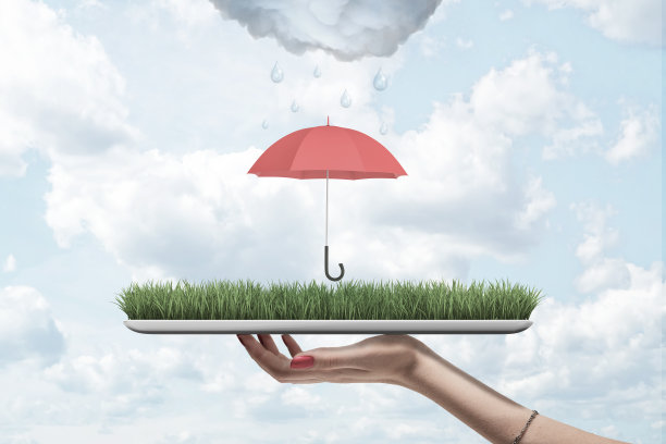 女性手捧着绿草板，撑着红伞，乌云密布，蓝天为背景图片下载
