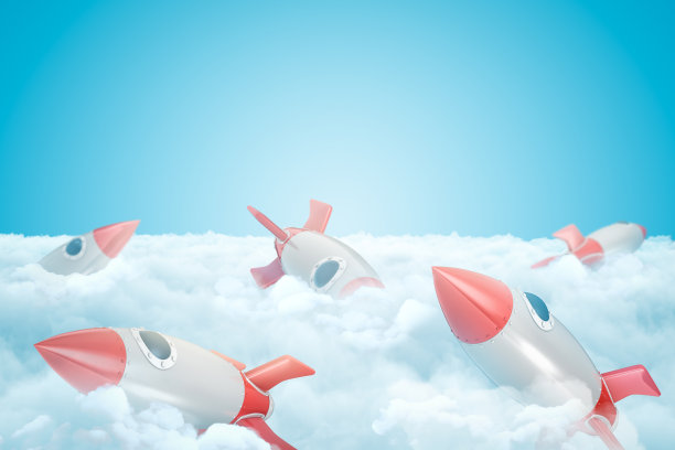 一套灰色和红色的玩具太空火箭在厚厚的白色蓬松的云层下的蓝色天空的3d渲染。图片下载