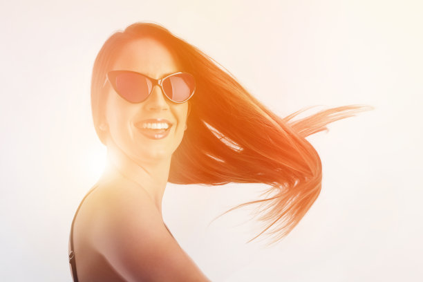 五彩缤纷的肖像，一个无忧无虑的年轻女子和阳光图片下载