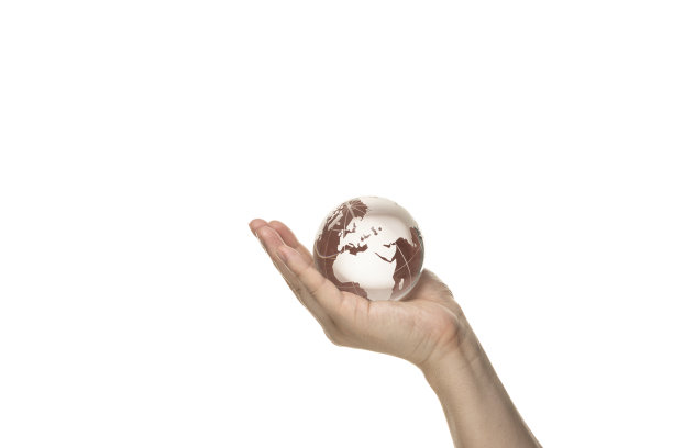 男手递一枚硬币图片下载