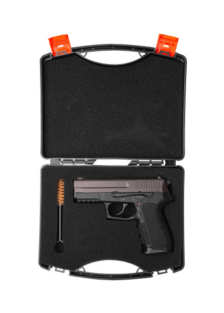 黑色手枪在特殊的塑料盒运输和储存隔离在白色背景图片下载