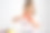 一个穿着白色t恤的小女孩坐在桌子旁边，桌上画着什么人和五颜六色的颜料，画着她的手。孤立在白色的。媒介特写图片下载