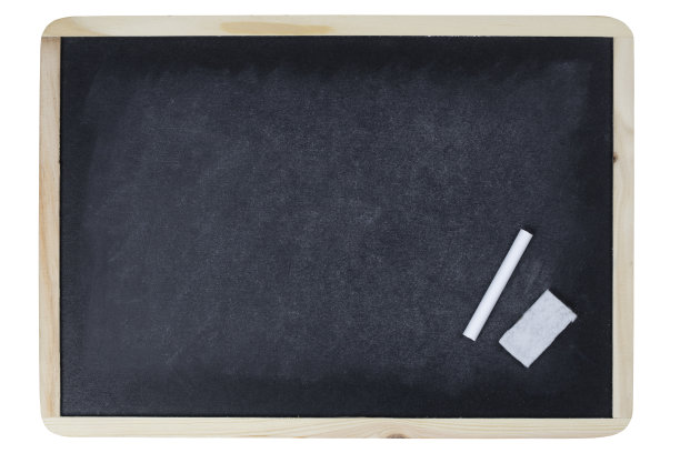 用白色粉笔和橡皮擦在白色背景上用剪切路径隔离的黑色板。图片下载