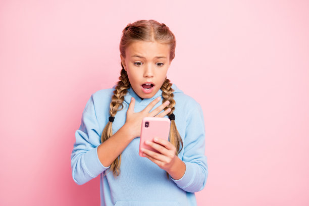 照片时髦的吓坏了金发白色休闲女学生表达消极的惊讶穿着蓝色运动服阅读坏的反馈消息收到可怕的反馈孤立在柔和的颜色背景图片下载