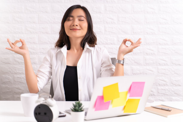 在办公室里做瑜伽姿势的女人正在沉思图片下载