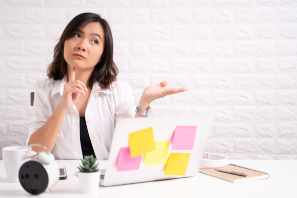 一个坐在办公室里困惑的女人的肖像图片下载