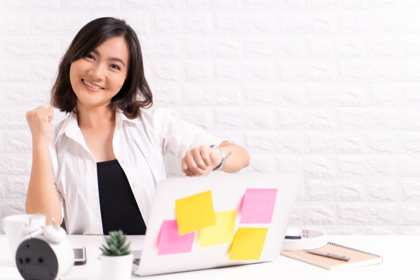 幸福的女人手牵着手表图片下载