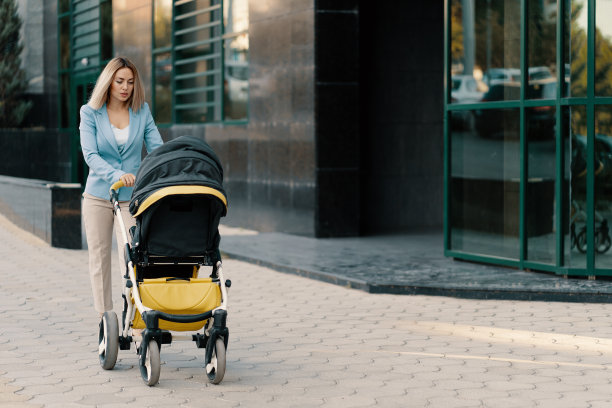 一个穿着蓝色套装和婴儿的成功商业女性的肖像图片下载