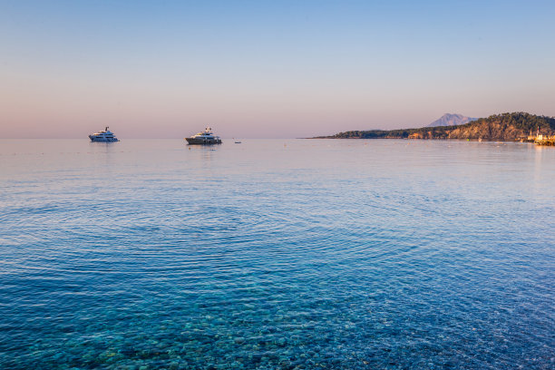 公海上的豪华游艇图片下载