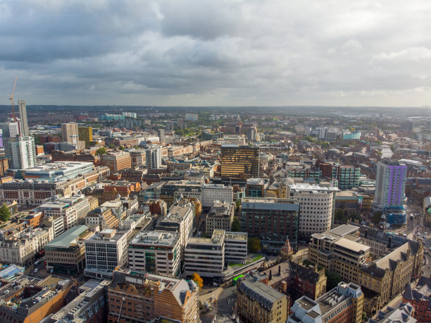 英国利兹市中心航拍照片，展示了典型的英国城镇中心，以及酒店、商业和购物中心，这是在一个晴朗晴朗的阴天拍摄的图片下载