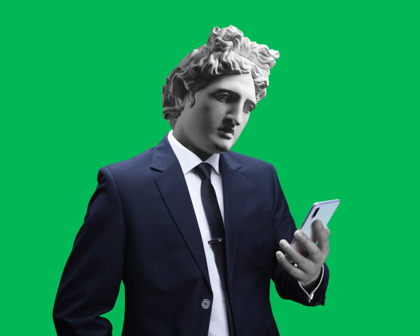 现代艺术拼贴。一个商人持有移动智能手机使用应用程序短信短信的概念肖像。阿波罗号的石膏头。男人西装。在绿色的背景上。图片下载