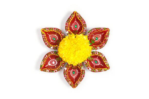 快乐的排灯节-粘土Diya灯点燃在排灯节，印度节日的灯庆祝。彩色的传统油灯在白色的背景上。为文本复制空间。图片下载