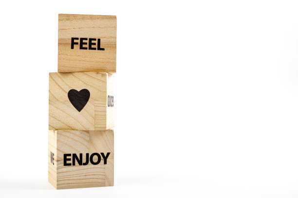 木质立方体上刻有爱的感受享受的白色图片下载