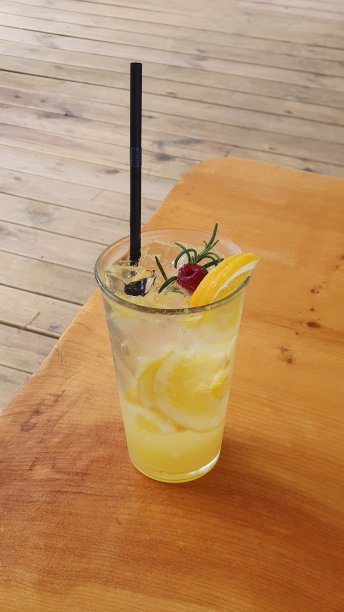 桌上有橘子汁图片下载