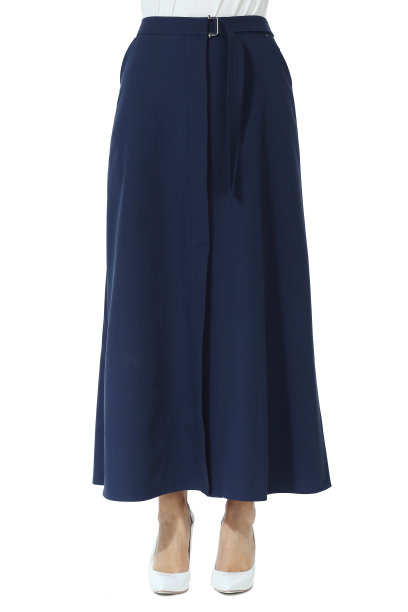 牛仔蓝长裙与腰带剪近距离照片上的模特在高跟鞋图片下载