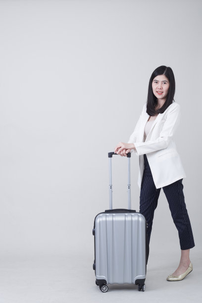 美丽年轻的亚洲女子游客微笑与行李旅行在他的假期图片下载